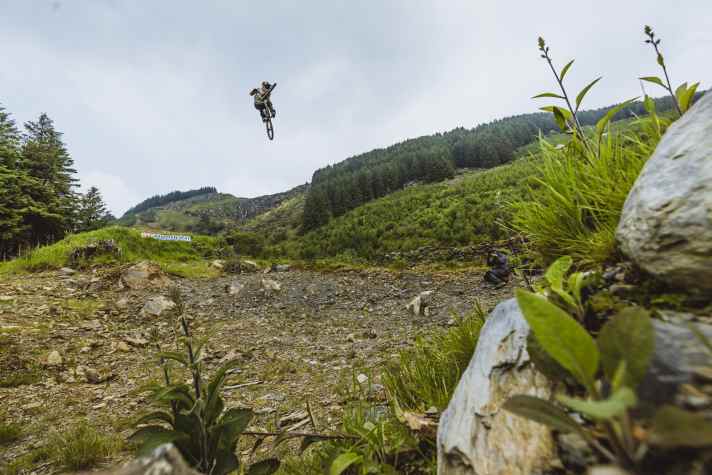 Over the 90-footer: pulling on the handlebars like there's no tomorrow. "Flat take-off, flat landing - we freeriders like it different," says Tommy G.