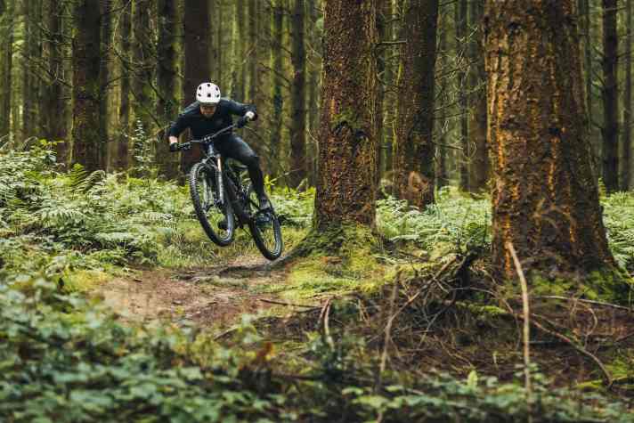 Das YT Jeffsy ist für sein harmonisches Handling bekannt. Auch die Neuauflage macht bei aktiver Fahrweise besonders viel Spaß.