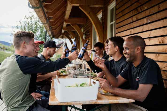 Meal time: Rothaus Bike Giro with Luca Schwarzbauer, Georg Egger, Maximilian Brandl, David List and mechanics Marius Plank Vincent Vogt.