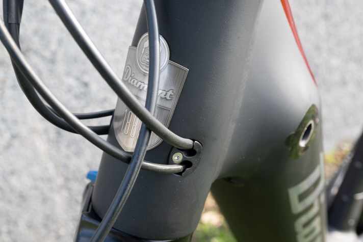 Another nice detail: the cables are neatly separated in the frame.