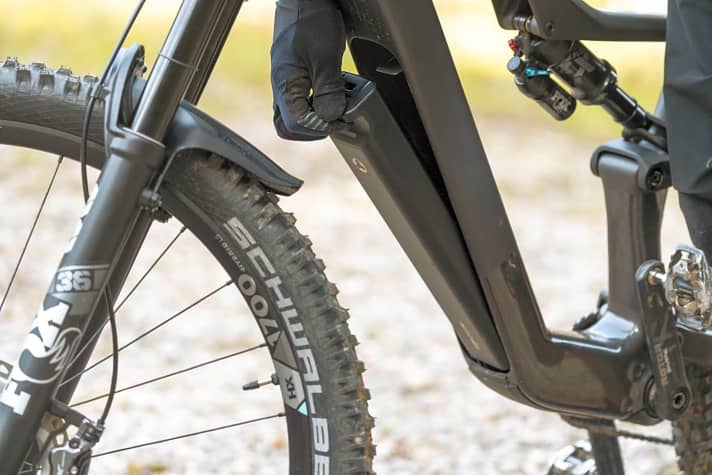 The battery can be easily clicked out of the Fazua clasp. However, this removal requires a large hole in the down tube. This means using more material to make the frame rigid and durable.