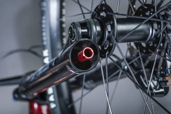 The oil becomes more viscous in cold weather. The rebound damping should be adjusted accordingly, otherwise the fork will rebound too slowly.