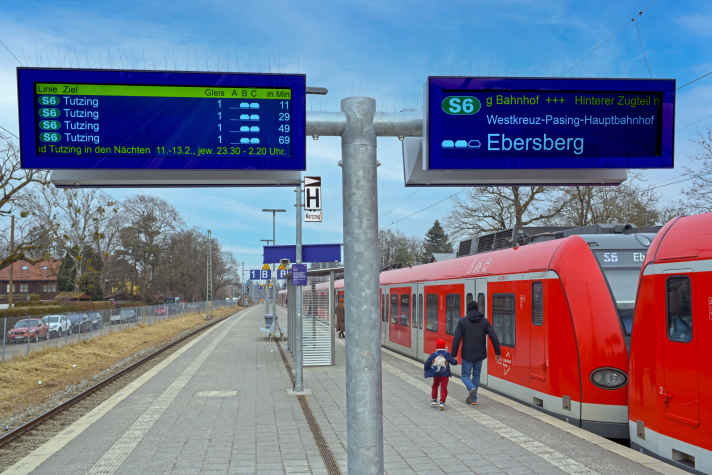 Neue digitale Anzeigen schützen leider nicht vor Zugverspätungen. NOCH nicht - wird aber, verspricht die Bahn.