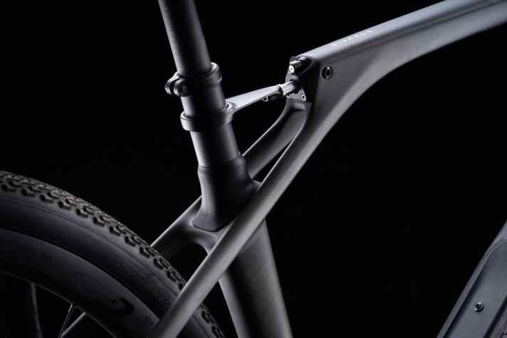 Le Specialized dispose d'un amortisseur dans le tube supérieur avec un débattement total de 30 mm.