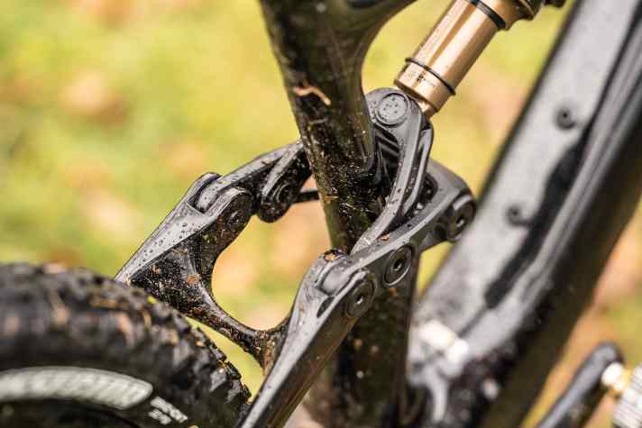 In der Dämpfer-Anlenkung versteckt sich ein Flipchip. So kann man das Rad auch mit kleinem Hinterrad fahren, ohne die Geometrie zu verändern.