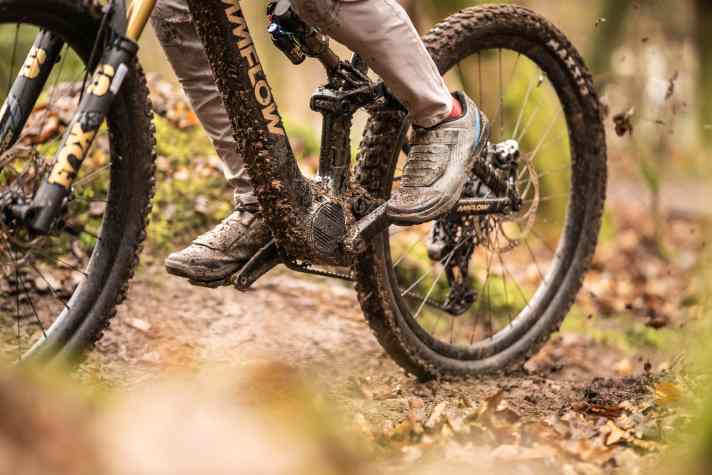 In winter, the Amflow also had to prove itself on muddy trails in the German low mountain range. Unfortunately, this quickly left unsightly scuff marks on the beautiful paintwork.