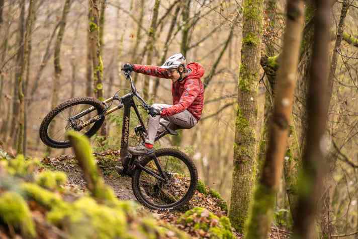 Downhill, even shorter chainstays would be nice, but the Amflow PL Carbon already lifts the front slightly on the climbs. In this respect: a successful compromise.