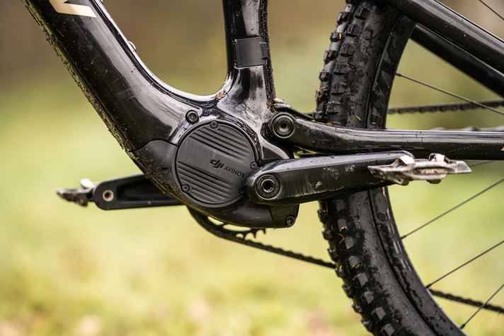 Der DJI Avinox fällt auffällig schlank aus und ermöglicht kompakte Bikes, die fast eher nach Light-E-MTBs aussehen.