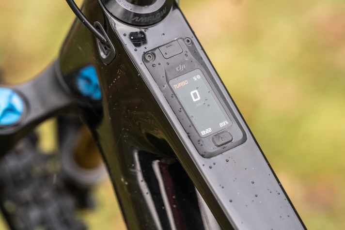 The DJI display is sleekly integrated into the top tube and touch-enabled; the display data can be freely selected in real time on various screens via the app.