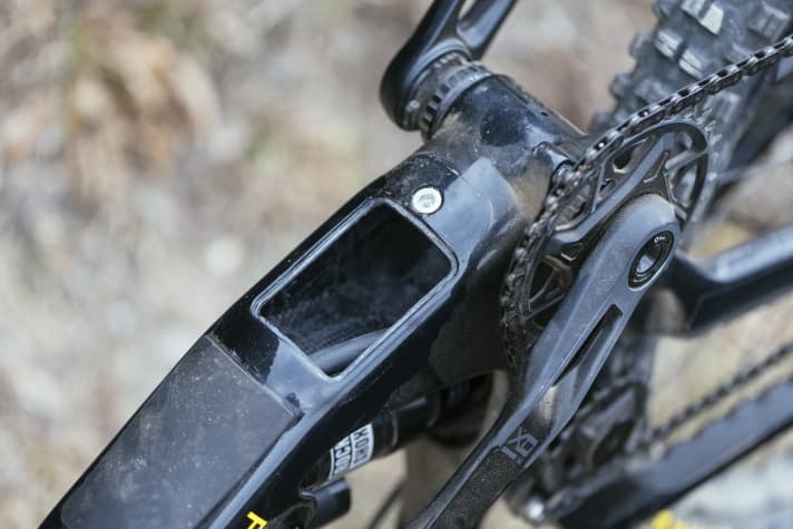 A storage compartment is concealed under the down tube, creating space for spare parts and providing access to the cable routing.