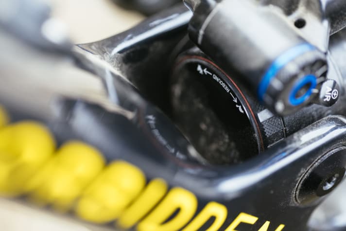 The Rockshox shock is deeply embedded in the down tube. However, this makes the rebound and air valve difficult to reach.