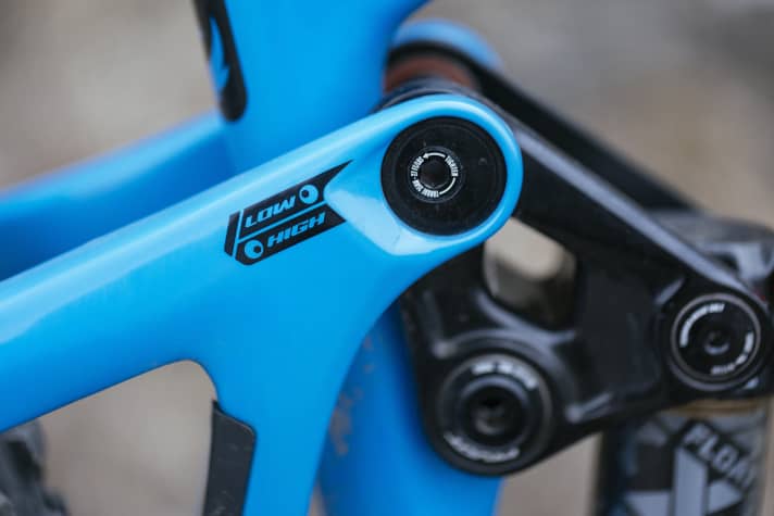 A flip chip allows the geometry of the Pivot Switchblade to be fine-tuned. A small 27.5-inch rear wheel would also be possible.