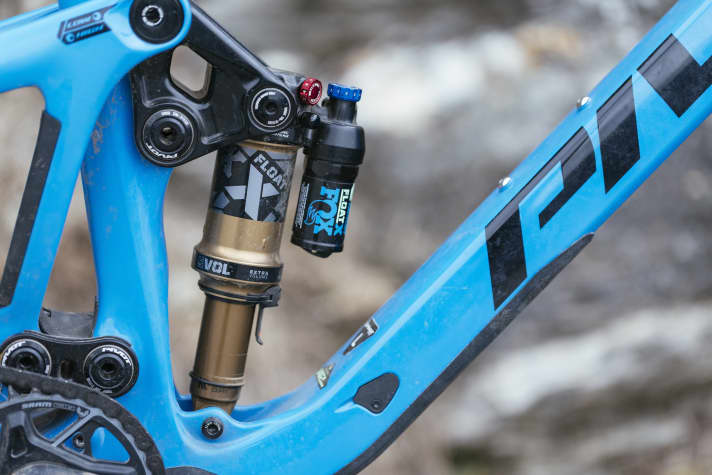 Together with the upright-positioned Fox shock, the rear end of the Pivot Switchblade delivers an excellent performance on the downhills. Uphill, the rear is too lively.