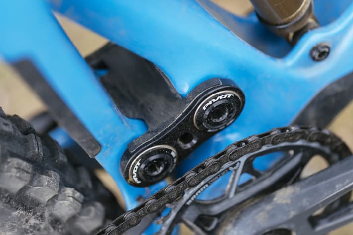 A small rubber guard is designed to keep dirt away from the lower lever of the Pivot Switchblade.