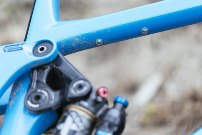 Pivot dispenses with a storage compartment in the down tube of the Switchblade frame and instead relies on a tool mount under the top tube.