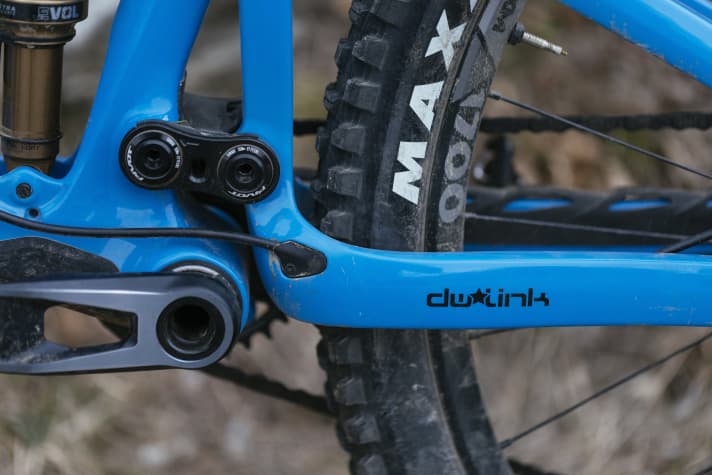 The DW-Link rear triangle of the Switchblade is an old favourite. However, Pivot claims to have further improved its kinematics under the influence of the Firebird enduro model.