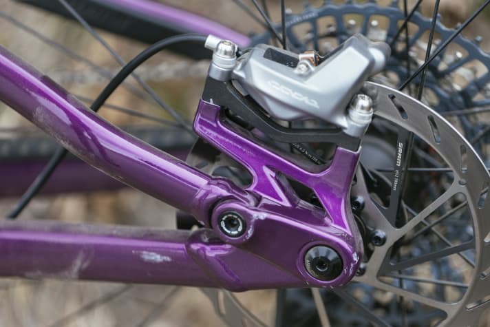 Solid forged parts are used on the rear triangle, such as here on the one-piece dropout with integrated brake mount.
brake mount. On top: The Sram Code brake.