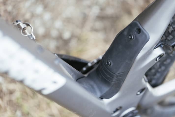 Stealth cover: The damper cover of the Berria-Fully is made of plastic and is difficult to open.