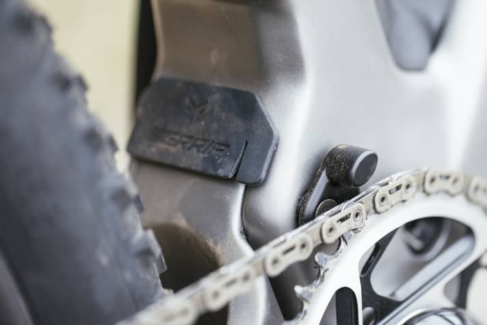 Visually, the chain guide of the Berria Mako is extremely inconspicuous. Unfortunately, it was noticeable in the test due to grinding noises. A rubber lip protects the pivot point from dirt.