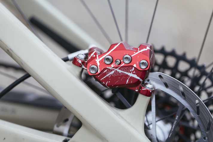The four yoke bolts add rigidity to the solid brake caliper of the Sram Maven.
