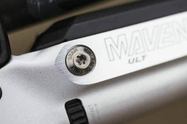 Die neue Maven setzt, wie die günstige DB8-Bremse, auf Mineralöl statt DOT. Das verlängert die Wartungsintervalle auf 24 Monate.