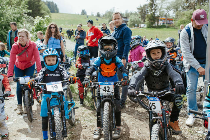 More and more families are discovering the sport of mountain biking for themselves. Manufacturers are responding and bringing a veritable flood of cool children's bikes onto the market.