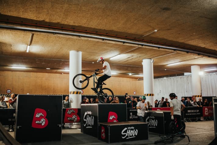 Trocken tricksen: Damit die Bikeflip-Show auch bei Regen nicht ins Wasser fällt, wurde sie kurzfristig in die Tiefgarage an der Talstation verlegt.