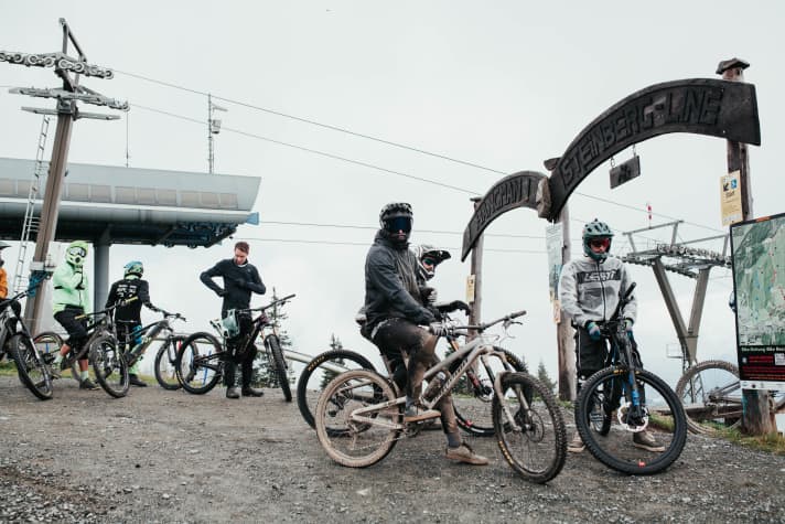 Raus aus dem Festival-Gelände, rein in die Gondel und schon steht man am Einstieg der Bikepark-Strecken.