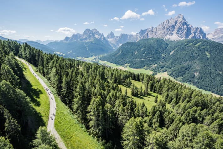 The surface at Dolomiti Superbike is not too rough, which gives you the opportunity to let your gaze wander over the sensational landscape from time to time.
