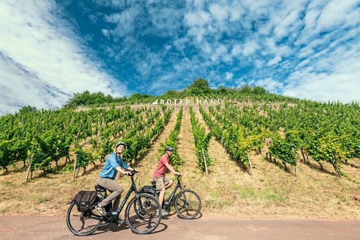 Die Amiche-Tour passiert den berühmten „Roten Hang“ am Rhein.