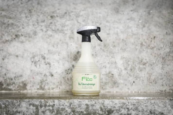 Der F100 Bio Reiniger von Dr. Wack reinigt gut, kostet nicht die Welt und ist sehr umweltverträglich. Testsieg in BIKE 6/23.