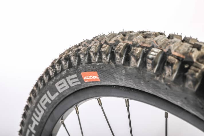 Die meisten Hersteller ziehen günstige Reifen auf. Die Schwalbe Hans Dampf Evo-Modelle in Soft-Mischung sind eine positive Ausnahme.