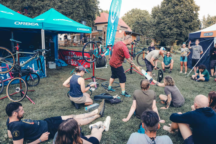 Entspannt im Gras sitzen und Dinge übers Fahrrad lernen - gibt es etwas Schöneres?