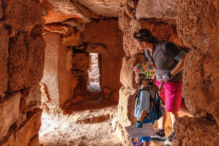 There are 7000 nuraghi scattered all over Sardinia. The Nuragic culture from 1855 to 238 BC had a lasting impact on the island. Whether the ring-shaped towers built from stone blocks were used as fortification complexes, places of worship or burial sites has not yet been conclusively clarified