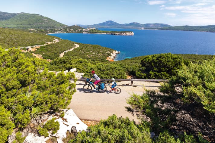 Abfahrt vom Aussichtspunkt des Capo Caccia mit Blick auf die Cala della Calcina