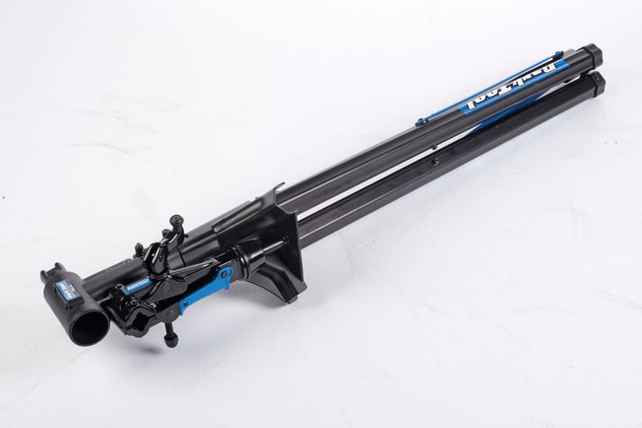 Cumbersome dismantling. Integrated holder for the dismantled clamping head.