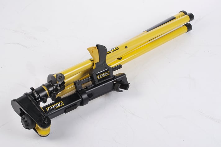 Somewhat bulky due to the massive clamping head. Transport bag included.