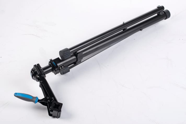 The clamping head cannot be folded down. This makes it rather bulky when packed away.