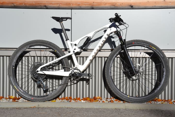 A Cross Country Fully weighing 11.8 kilos (size M) is available for 2999 euros.