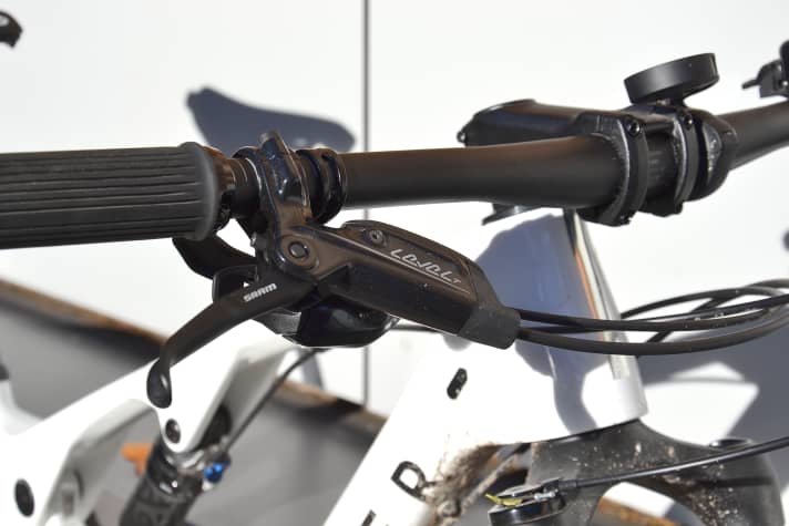 The very straight brake lever of the Sram Level T is ergonomically not up to date. However, the brake is sufficiently powerful.