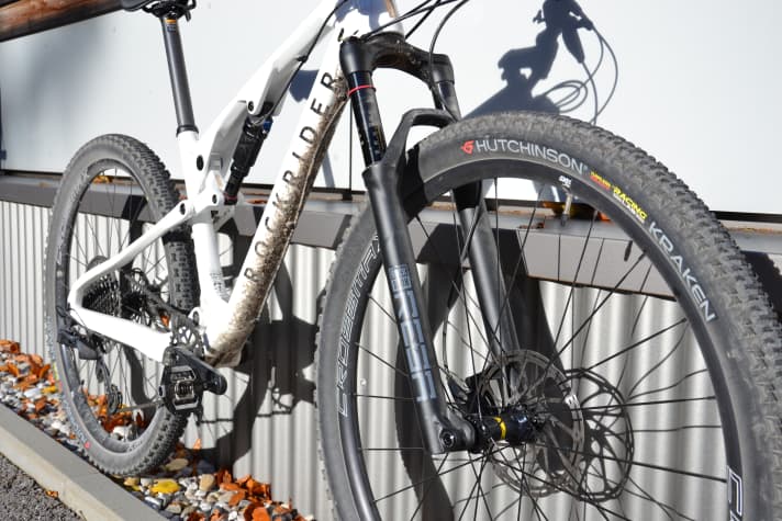 The Rockshox suspension consisting of a Reba suspension fork and SidLuxe shock offers 120 mm of travel. Together with the 2.3 inch wide tyres, this results in very good control.