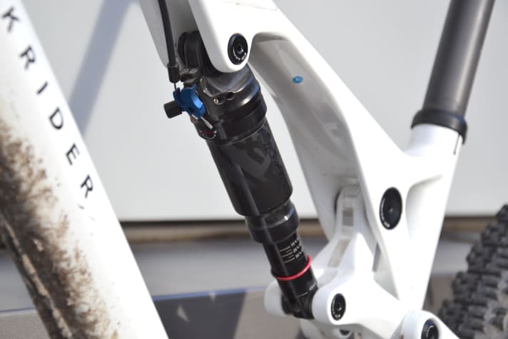 Hinter der blauen Zugaufnahme für die Druckstufeneinstellung versteckt sich noch die Zugstufeneinstellung. Nicht ganz optimal gelöst.