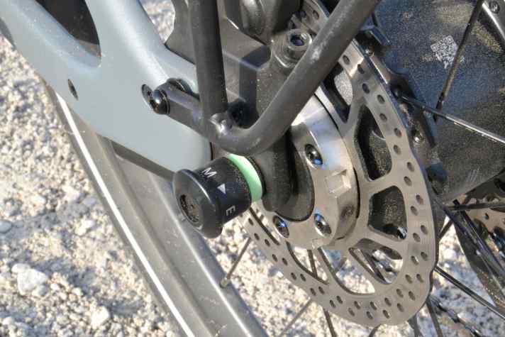 The electronic lock engages in the ring in front of the brake disc. The button at the end of the axle decouples the electric motor and the Lemmo rides like a non-motorised bike.