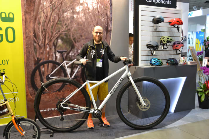 Neben dem DirtySixer für rund 2,10 Meter große Menschen sieht unser 1,72 Meter großer BIKE-Redakteur Marc Strucken auf der Taipeh Cycle Show verdammt klein aus.