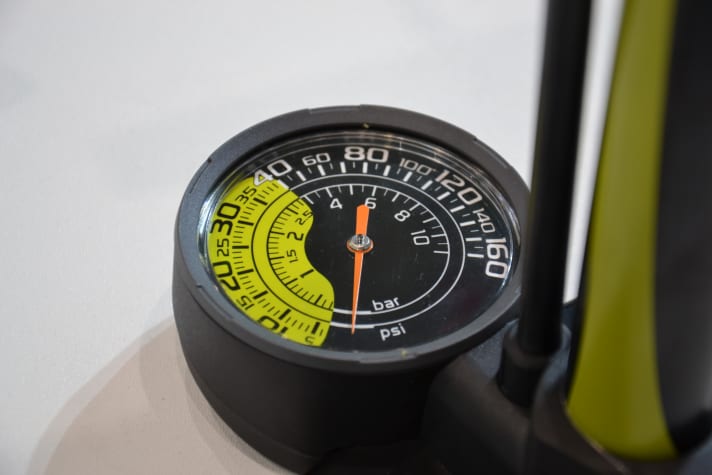 Fahrradpumpe mit zweigeteilter Skala