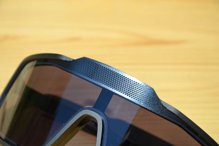 No ventilation, but the sensors for controlling the tinting are behind the grille.