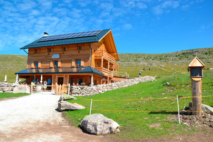 Completely renovated in 2010: The Raschötzhütte at an altitude of over 2000 metres.