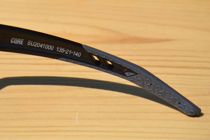 Ganz links steht CO2RE, das bedeutet, dass die Brille zu 50 % aus bio-basierten Materialien besteht.