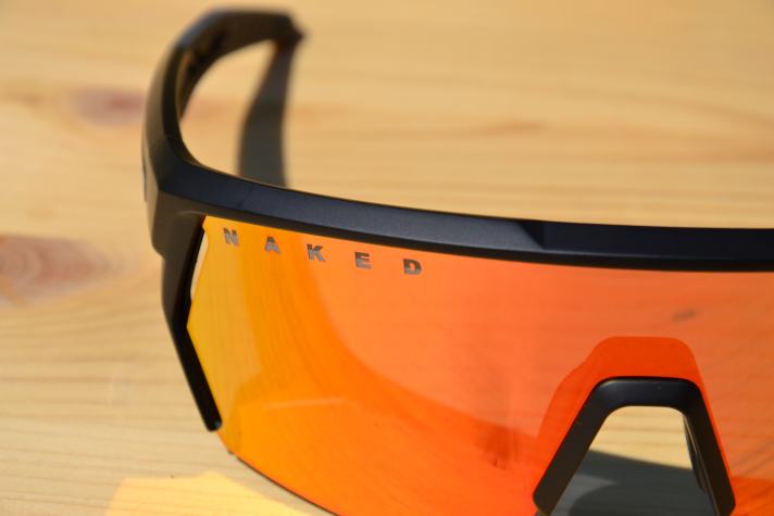 Die Schrift auf den Gläsern sieht schick aus, ist aber manchmal im Sichtfeld wahrnehmbar. Stört aber nicht wirklich.