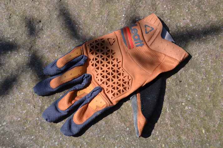 Der Bike-Handschuh lässt sich super am etwas steiferen Bund anziehen.